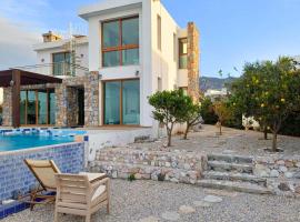 Villa Tatlitsu with Private Pool and Sea View，位于Tatlısu的酒店