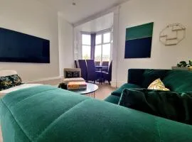 The Stray adjacent, Interior-Designed 2-bed Apartment- Luxury