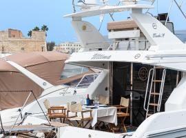 "ULTIMA" love boat，位于巴里的酒店