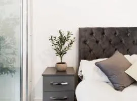 Parkside Haven, Modern 2-Bed Flat with Ensuites, Free Parking & Self Check-In