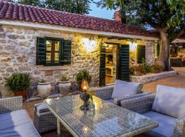 Heritage Hotel & Estate Raznjevica Dvori AD 1307，位于波拉卡的酒店