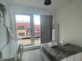 Private room in London with balcony，位于Woolwich的酒店