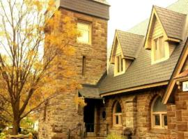 Historic Gothic Stone Church Home and Studio Loft，位于珀斯的酒店