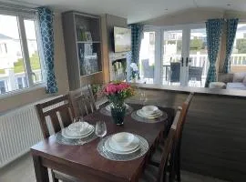 Luxury Romantic 2 Bedroom Caravan Trecco Bay