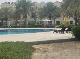 Luxury villa 4 bedroom with pool access，位于拉斯阿尔卡麦的酒店