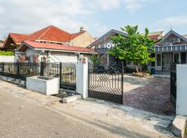 SUPER OYO Gandaria Guest House Near Masjid Raya Sumatera Barat，位于巴东的酒店