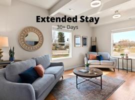 Bright and Stylish Home - Great Central Location!，位于Timnath的酒店
