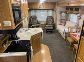 Betsie -35Ft RV Camper in Woods -Firepit & Hot Tub，位于Benzonia的酒店