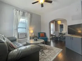 The Cottage! Chic Bungalow near Old Town Square!