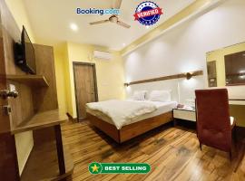 Hotel SHIVAM ! Varanasi Forɘigner's-Choice ! fully-Air-Conditioned-hotel, lift-and-Parking-availability near-Kashi-Vishwanath-Temple and-Ganga-ghat，位于瓦拉纳西瓦拉纳西枢纽火车站附近的酒店