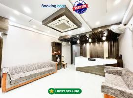Hotel Nandini Palace ! Varanasi ! ! fully-Air-Conditioned-hotel family-friendly-hotel, near-Kashi-Vishwanath-Temple and Ganga ghat，位于瓦拉纳西的豪华酒店