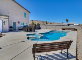 Welcoming Bullhead City Home with Pool and Game Room!，位于布尔海德市的酒店