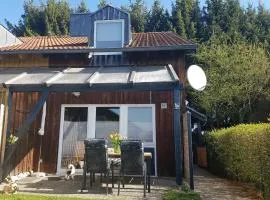 Gemütliches Ferienhaus mit Kamin und eigenem Garten in bayerischem Feriendorf