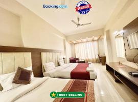 Hotel Rudraksh ! Varanasi ! fully-Air-Conditioned hotel at prime location with Parking availability, near Kashi Vishwanath Temple, and Ganga ghat，位于瓦拉纳西的酒店