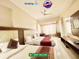 Hotel Rudraksh ! Varanasi ! fully-Air-Conditioned hotel at prime location with Parking availability, near Kashi Vishwanath Temple, and Ganga ghat，位于瓦拉纳西的住宿