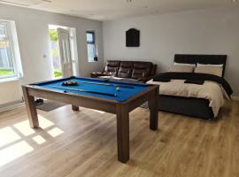 Detached Flat in Leeds, Free WIFI and parking, Pool table, 75 inch tv, Netflix, Disney plus，位于Moortown的酒店