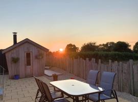 The Nest Retreat - Hot Tub & Sauna - 2 bedroom - near Glastonbury，位于Edington的山林小屋