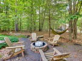 Peaceful Poconos Hideaway Grill and Fire Pit!，位于Pocono Pines的度假屋