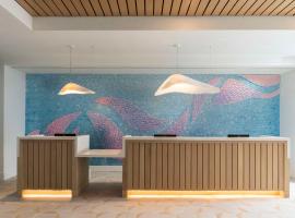 The Singer Oceanfront Resort, Curio Collection by Hilton，位于棕榈滩海岸的度假村