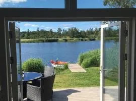 Holzhaus mit Terrasse, ideal für Urlaub das ganze Jahr über, direkt an einer Bucht gelegen