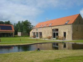 Ferienhaus in Jabbeke mit gemeinsamem Pool, Terrasse und Garten，位于亚贝克的酒店