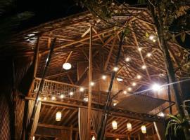 Eco Bamboo Island Bali - Bamboo House #4，位于Selat的酒店