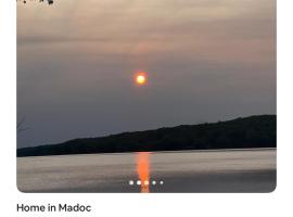 Madoc lake house，位于Madoc的别墅