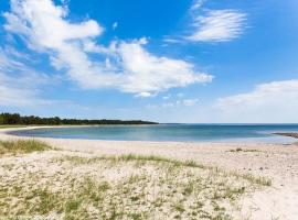 Großes Ferienhaus auf Gotland 700 Meter zum Meer，位于Ljugarn的酒店