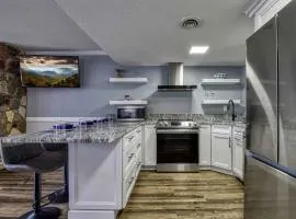 Newly Renovated 5 Star Condo, Pool, Gorgeous View