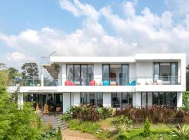 TwoSpaces Living at deRos Resort & Cafe, Bogor，位于Ciherangsating的酒店