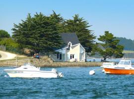 Holiday Home in Morbihan with Sea Views，位于拉尔莫巴当的酒店