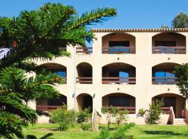 Residence Les Dauphins in Tiuccia with balcony，位于Casaglione的公寓