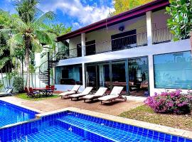 Coconut Palms Villa, Large & Elegant Private Pool Villa in Rawai, Phuket，位于Ban Saiyuan (1)的别墅