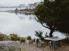 Sunken Sea Shack - waterfront getaway，位于Eggs and Bacon Bay的酒店