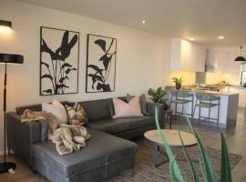 Stylish modern two-bedroom seaview apartment.，位于斯特尔拜的酒店
