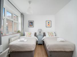Gorgeous 3 Bedroom flat In London on Central Line for Families, Contractors, Business Travellers，位于伍德福德格林的带停车场的酒店
