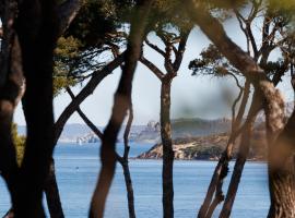 Le Domaine de la mer - Beachhotel Nature&Authenticite Hyères，位于耶尔的酒店