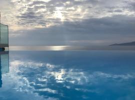 Seafront Aegeans blue pearl over infinity pool，位于凯拉泰阿的酒店