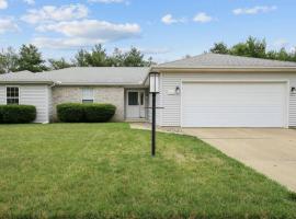 Cozy 4 BR Near U of I & Parkland，位于尚佩恩的酒店