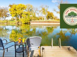Camp Guadalupe Riverfront Seguin Home on the Guadalupe with paddle sports and grill，位于塞金的度假屋