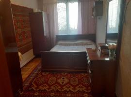 2-ух комнатная квартира，位于巴库Nariman Narimanov Metro Station附近的酒店
