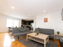 Pristine 2-Bed Apt with Skyline Views - mins to NYC