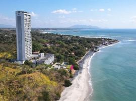 APARTAMENTO FRENTE AL MAR PALMAR DE SAN CARLOS，位于Las Palmeras的带停车场的酒店