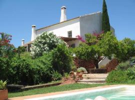 Charming Country House in Silves，位于圣巴托洛梅乌迪梅西尼什的酒店