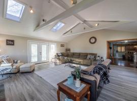 Maplewood Farmhouse + Hot tub