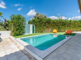 Sunny & Calm 4 BDR House W/ Pool by Lovelystay，位于Santo Estêvão的度假屋