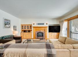Ski-In Resort Family Condo w/ Deck at Jay Peak!，位于Jay的酒店