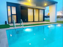 Villa de lujo con piscina privada, cerca de la playa，位于托雷德尔马尔的酒店