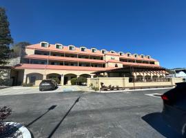 戴斯酒店约塞米蒂谢拉旅馆，位于奥克赫斯特的酒店