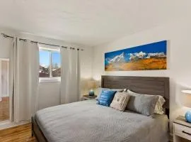 Ski Mountain Condo King Bed, Two Hot Tubs, Pool , on the Free Bus Route